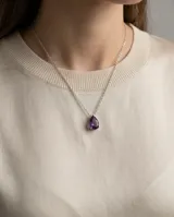 Collar de cadena fina de plata con un dije colgante en forma de gota, engastado con una circonia color violeta.