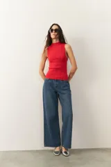 Musculosa negra de tejido de punto acanalado, con cuello alto y corte ajustado.