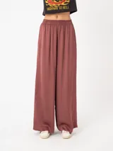 Pantalón relaxed color ladrillo, de corte palazzo y cintura elastizada.