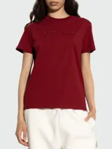 Remera Moncler de manga corta y cuello redondo, color bordó, con el nombre de la marca bordado en relieve en el pecho.