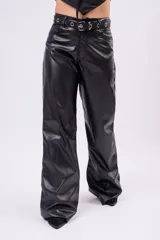 Pantalón wide-leg negro de material sintético con acabado brillante, tiro medio y bolsillos laterales. Incluye un cinturón negro con ojetes metálicos y hebilla plateada.