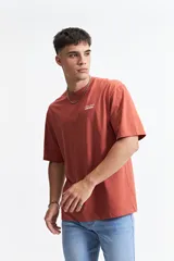 Remera negra de manga corta con corte oversize y cuello redondo. Estampa frontal con la frase "creative spark mistral" en color gris.