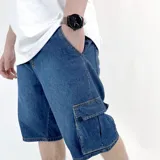 Bermuda de jean azul con bolsillos cargo laterales.