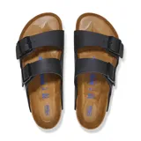 Sandalias Birkenstock Arizona con dos correas ajustables de Birko-Flor negro y hebillas metálicas negras. Plantilla anatómica de corcho-látex y suela de EVA. Modelo con plantilla suave (Soft Footbed).