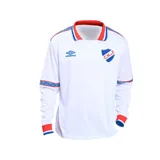 Camiseta de fútbol Umbro de estilo retro del Club Nacional de Football, de manga larga, color blanco con detalles en rojo y azul en cuello, puños y hombros.