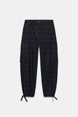 Pantalón cargo de tiro medio con estampado de cuadros, bolsillos laterales tipo cargo con solapa y bajo ajustable con cordones. Cuenta con cierre frontal de cremallera y botón.