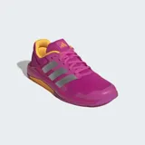 Championes de entrenamiento Adidas Dropset Base, color fucsia con las tres tiras laterales en plateado y suela en naranja. Diseñados para levantamiento de pesas y entrenamiento de fuerza, cuentan con exterior de malla transpirable, puntera ancha y estructura baja para mayor estabilidad.