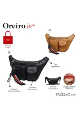 Riñonera de cuero sintético negro con múltiples bolsillos frontales, cierre principal y detalle de llavero decorativo con cinta estampada.