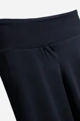 Calza capri negra de algodón y lycra, con cintura alta elástica.