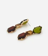 Caravanas medianas de diseño geométrico compuestas por tres piezas de cristal en tonos verde y rojo, con estructura de metal.