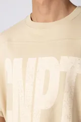 Remeron de corte oversize color negro, con estampa frontal en color gris desgastado que incluye el texto 'CNPT' y tres estrellas. Presenta cuello redondo y mangas cortas amplias.