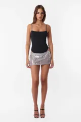 Minifalda plateada con lentejuelas.