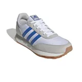 Zapatillas Adidas Run 60S 3.0, de estilo deportivo con diseño inspirado en el calzado de running. Parte superior textil blanca con detalles en gris y azul. Suela de goma color caramelo.