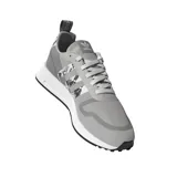 Championes Adidas Multix unisex, color gris con detalles en blanco y negro. Presentan las tres tiras laterales con estampado de camuflaje.