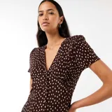 Vestido midi de color marrón con estampado de lunares claros, escote en V, mangas cortas y botones frontales.
