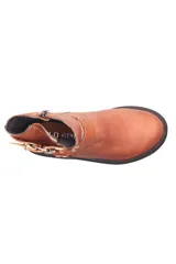 Botin de cuero color bordo con suela track negra, cierre lateral, hebilla ajustable en la parte superior y detalle de correas con argollas metálicas en el tobillo.