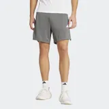 Short deportivo Adidas de corte clásico, confeccionado en tejido de punto doble con tecnología AEROREADY para absorción de sudor. Presenta cintura elástica con cordón de ajuste, bolsillos laterales con cierre y aberturas en el dobladillo para mayor libertad de movimiento.