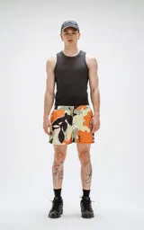 Short de baño de microfibra de secado rápido, con estampado abstracto en tonos naranja, verde, blanco y marrón. Incluye malla interna y un bolsillo trasero con ojalillo.