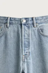 Jeans straight fit de corte recto confeccionados en denim de algodón celeste con efecto lavado. Presentan diseño clásico de cinco bolsillos y cierre frontal con botón y bragueta. Colección especial Fruit of the Loom x Zara.