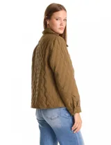 Chaqueta capitoneada color verde militar, marca Allie Rose, con cuello de solapa, cierre frontal de botones y bolsillos delanteros.