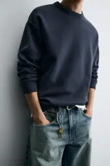 Sweater de punto regular fit, con diseño de rayas horizontales anchas en color gris y blanco, cuello redondo, manga larga y acabados en rib.