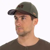 Gorra tipo jockey de Merrell con diseño bicolor, cuerpo en color verde oliva y visera curva en color marrón. Presenta una letra M bordada en el frente y una pequeña etiqueta de cuero con el logo de la marca en el lateral.