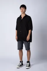 Camisa de manga corta con cuello cubano, confeccionada en fibrana premium. Presenta un corte oversize y cierre frontal con botones al tono.