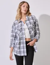 Sobrecamisa cuadrillé blanca y negra con cuello con solapa, abertura central con botones, bolsillos aplicados y mangas largas regulables con presilla y botón. Terminación de ruedo desflecado.