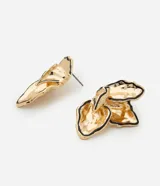 Par de caravanas doradas con forma de media flor esmaltada. Cierre con tornillo. Fabricadas con metal reciclado.