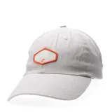 Gorra de gabardina color gris claro con visera curva y parche hexagonal frontal con borde naranja y logo de la marca.