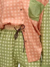 Short boxy de viscosa con estampado geométrico en tonos verde y beige, de tiro medio con pretina elástica y cordón de ajuste marrón oscuro.