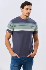 Remera de manga corta con cuello redondo, de color verde militar con franjas horizontales en tonos azules, celestes y blancos en la parte superior del pecho.