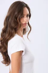 Remera lisa de algodón color blanco, de manga corta y cuello redondo, con calce clásico.