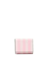 Billetera pequeña plegable de cuero sintético con diseño de rayas verticales en tonos rosados y blancos, cierre con solapa y compartimentos internos para tarjetas y monedas.