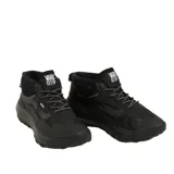 Championes de media caña Vans MTE Crosspath Mid, color negro, con suela gruesa y cordones moteados.