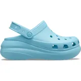 Zuecos Crocs modelo Classic Crush, con diseño de plataforma elevada y correa trasera pivotante. Presentan perforaciones en la parte superior para ventilación y personalización con Jibbitz.