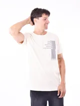 Remera de corte regular color crema con estampa frontal que incluye nombres de distritos de Nueva York y un bloque rectangular gris.