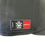 Gorra gris de New Era modelo 9FIFTY, con logo bordado en rojo.