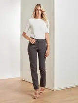 Pantalón recto color gris oscuro, con pretina con pasadores, botón y cierre. Tres bolsillos delanteros y dos bolsillos ojal en parte trasera.