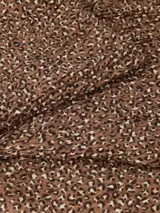 Bufanda negra con estampado de flores en tonos beige y marrón, con centros dorados.