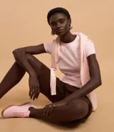 Blusa básica de manga corta y cuello redondo, confeccionada en malla rib de algodón con ajuste ceñido al cuerpo.