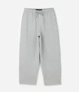 Pantalón de corte baggy confeccionado en algodón con felpa, color gris melange. Presenta cintura elástica con cordón ajustable, bolsillos laterales y bajo con regulador elástico.