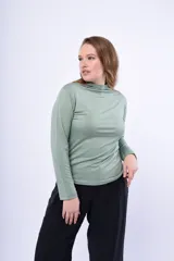 Polera verde de modal con cuello alto y mangas largas.