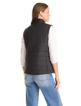Gabardina técnica negra con sistema 3 en 1, compuesta por una capa exterior resistente al viento y lluvia con capucha, cierre frontal con solapa y bolsillos, y un chaleco interior capitoneado desmontable para mayor abrigo.