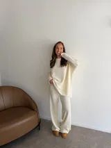 Conjunto de dos piezas compuesto por una remera de manga larga y un pantalón de corte recto, ambos confeccionados en tejido de punto texturizado color marrón.