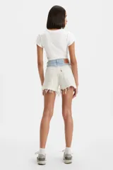 Short de jean de tiro alto, color blanco con desteñido celeste en la cintura y ruedo desflecado.