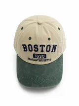Gorro con visera modelo Javi, diseño bicolor en tono beige y verde oscuro, con bordado frontal con la inscripción 'Boston 1630 Massachusetts'.