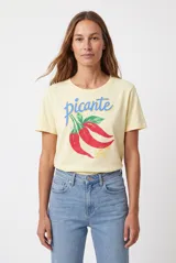 Remera color blanco off-white, de manga corta y corte clásico, con estampa frontal con la inscripción "Marga-Rita" y un pequeño vaso de cóctel.
