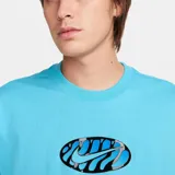 Camiseta celeste de algodón con logo de Nike en el pecho, dentro de un óvalo negro con diseño de cebra en azul y blanco.