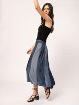 Falda midi color beige con paneles verticales blancos.